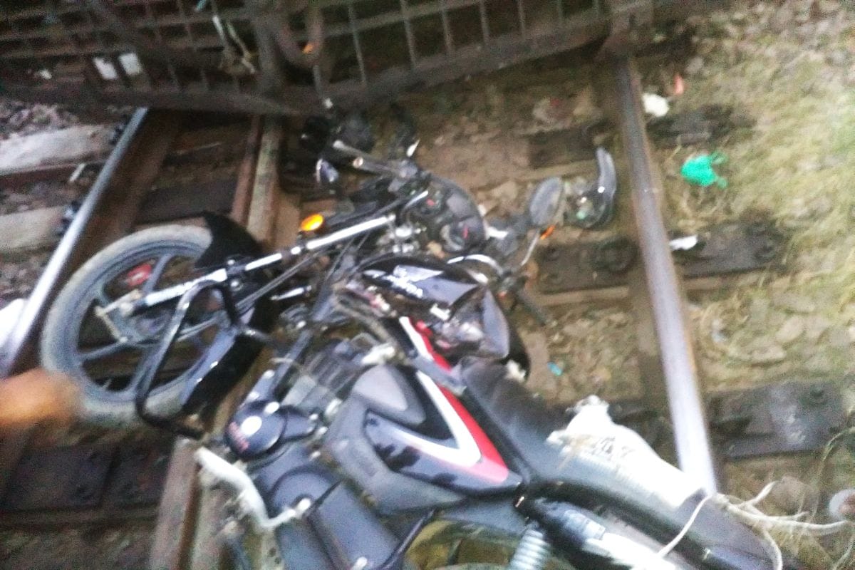 ट्रेन से उड़े बाइक के परखच्चे, दंपति भागे
