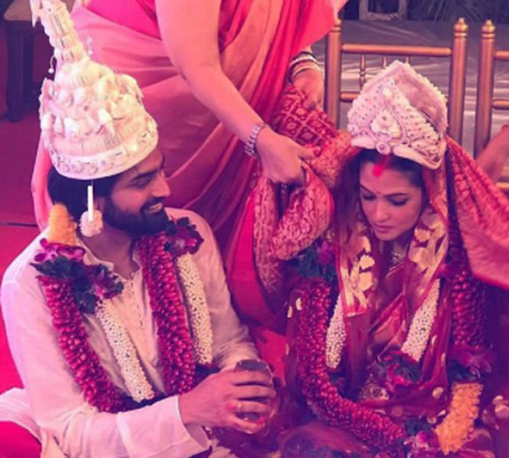 Riya Sen hot liplock with her husband Shivam Tewari photo viral