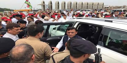akhilesh-yadav-searched-by-police-officials