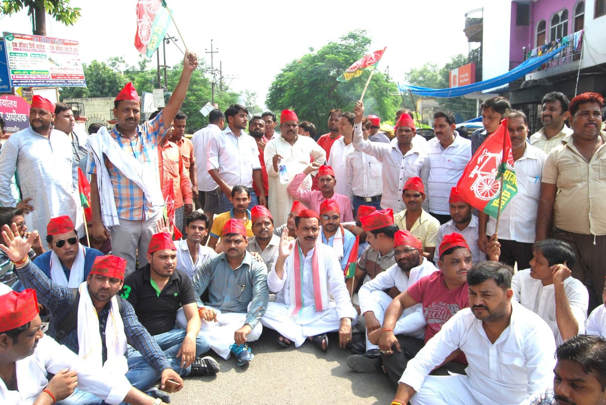 Akhilesh's protest against the arrest of the SP