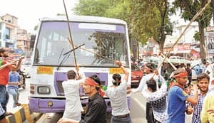 Protests spread over Akhilesh's arrest; Demolition of vehicles, lathi charge