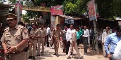 Violent protest against samajwadi party leader Pradeep Yadav arrest in bharthana