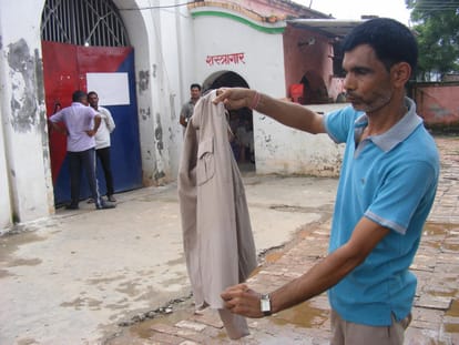 Gazipur Beating the prisoner guard in front of jailer