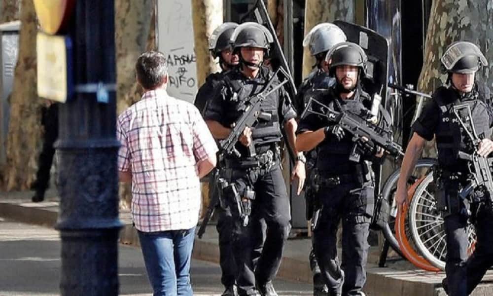 America : to stop bullet attacks on schools recommendation to gice weapons to staff
