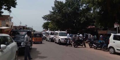 Violent protest against samajwadi party leader Pradeep Yadav arrest in bharthana