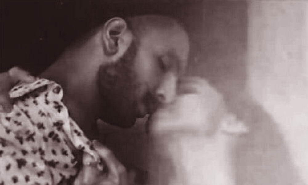Ranveer Singh Deepika Padukone Indulges In A Passionate Kiss Picture Gone Viral