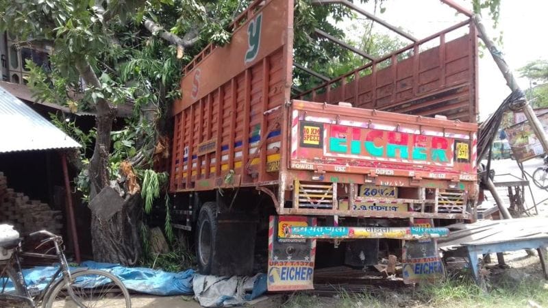 बेकाबू डीसीएम दुकानों में घुसी, नुकसान