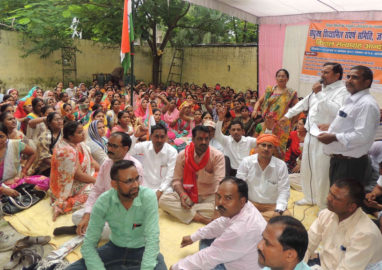 सरकार के खिलाफ शिक्षामित्रों का फिर हल्लाबोल, धरना