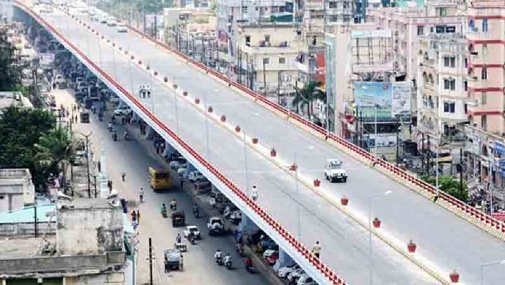 Thief jumped from the flyover when he was surrounded by police