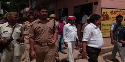 Violent protest against samajwadi party leader Pradeep Yadav arrest in bharthana
