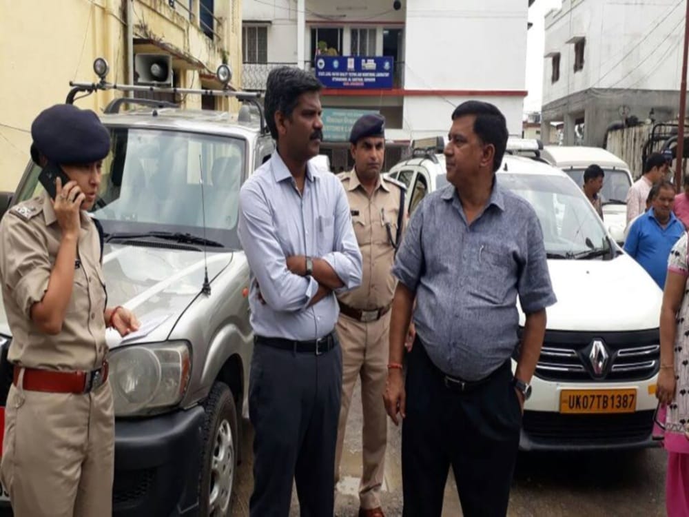 dm reached jal sanshthan office after Chlorine gas leaks in dehradun