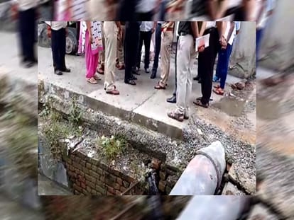 dm reached jal sanshthan office after Chlorine gas leaks in dehradun