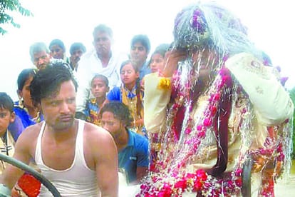 groom reaches to flood hit area for marriage in bahraich.