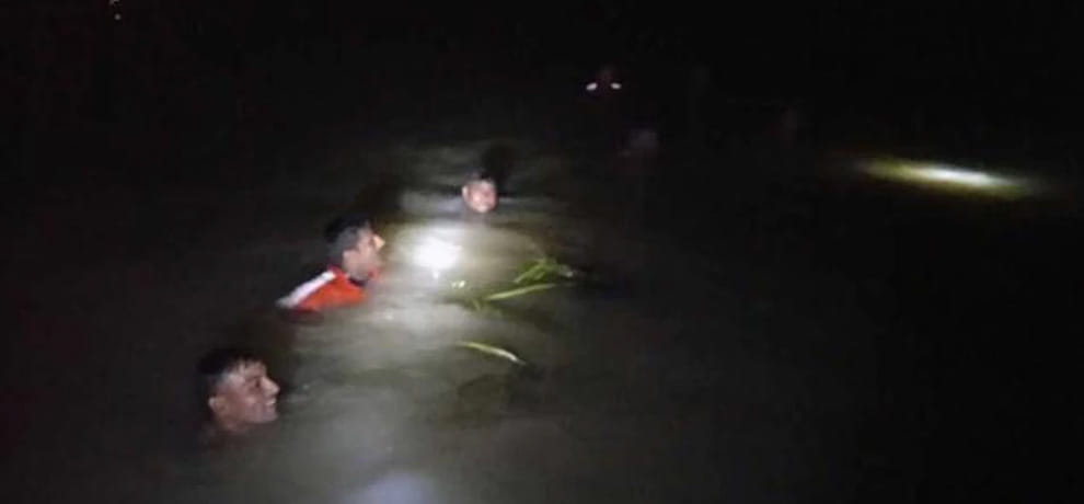 NDRF team rescues 15 people as boat capsizes in Sitamarhi district of bihar