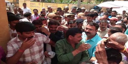 Violent protest against samajwadi party leader Pradeep Yadav arrest in bharthana