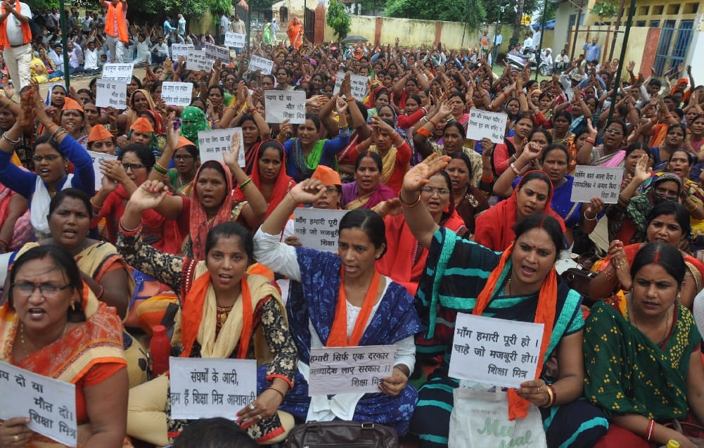 शिक्षामित्रों ने सत्याग्रह कर गुलाब भेंट किया