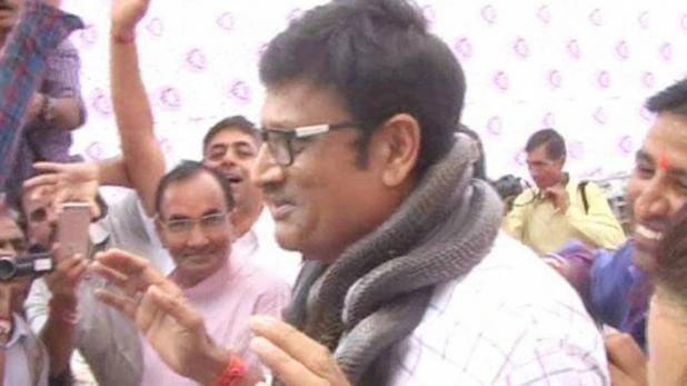 Snake trapped in minister's neck