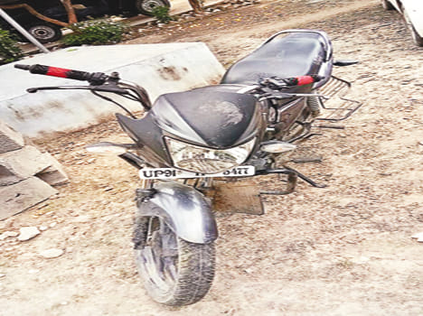 Bikers aboard truck drivers looted