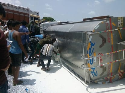 In road accident: the street made of milk, the pots filled with utensils in jaipur
