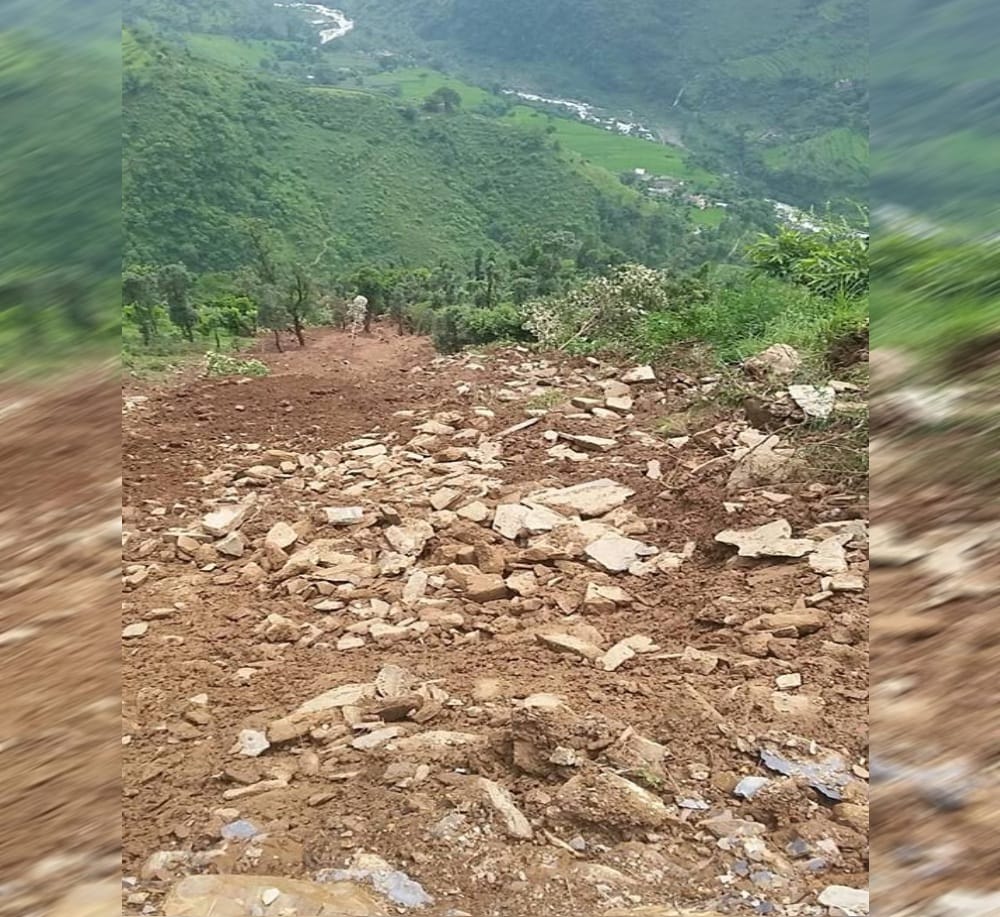 dharchula bhatkhana village in danger due to Crack on road
