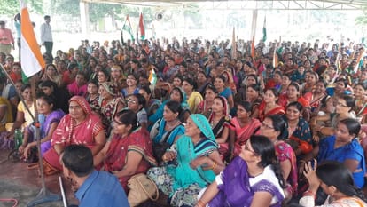 Shiksha Mitra Satyagraha continues on the second day, said-adjustment process is faulty