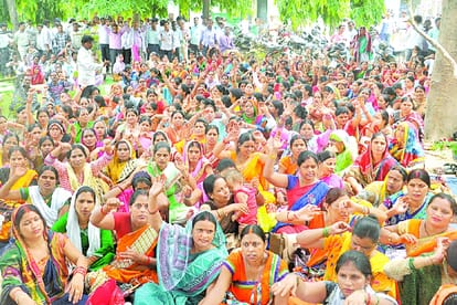 Shikshamitra protest restarts in Uttar Pradesh.