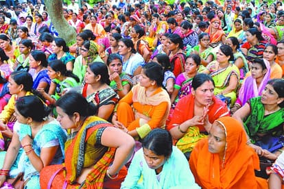 Shikshamitra protest restarts in Uttar Pradesh.