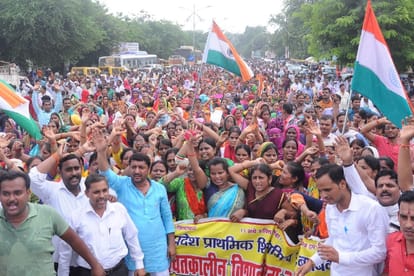 Shikshamitra protest restarts in Uttar Pradesh.