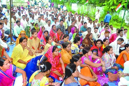 Shikshamitra protest restarts in Uttar Pradesh.