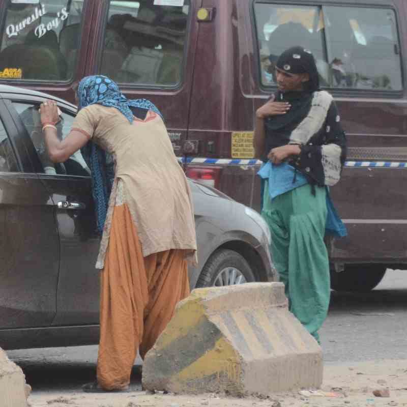 man doing loot in agra in the dress of transgender