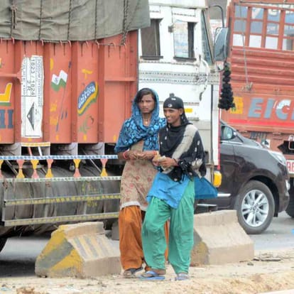 man doing loot in agra in the dress of transgender
