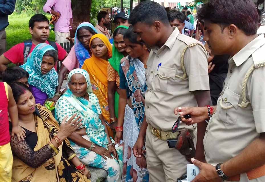 Loot with two women in pilibhit