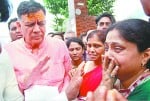 राज्यमंत्री सतीश महाना में शिकायत करती महिला।