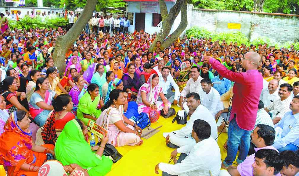 the high court ordered to appoint siksha mitra as an assistant teacher
