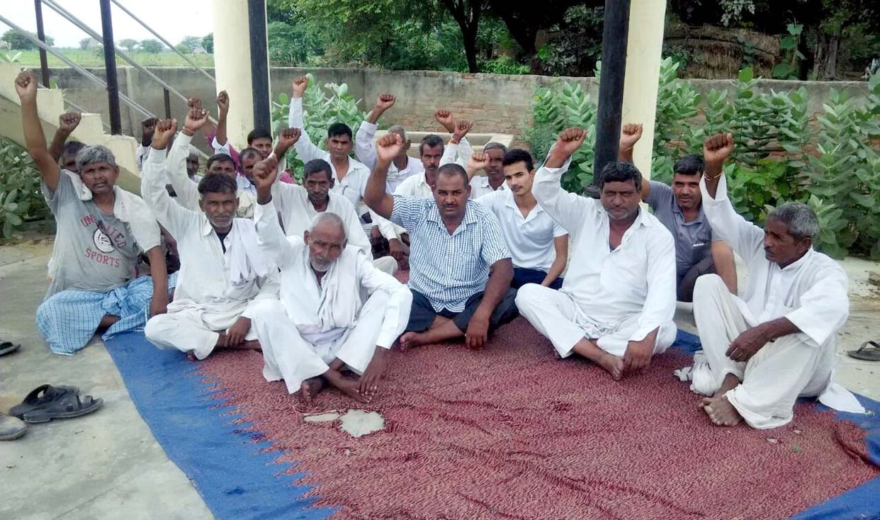 ग्रामीणों ने पानी के लिए किया धरना-प्रदर्शन