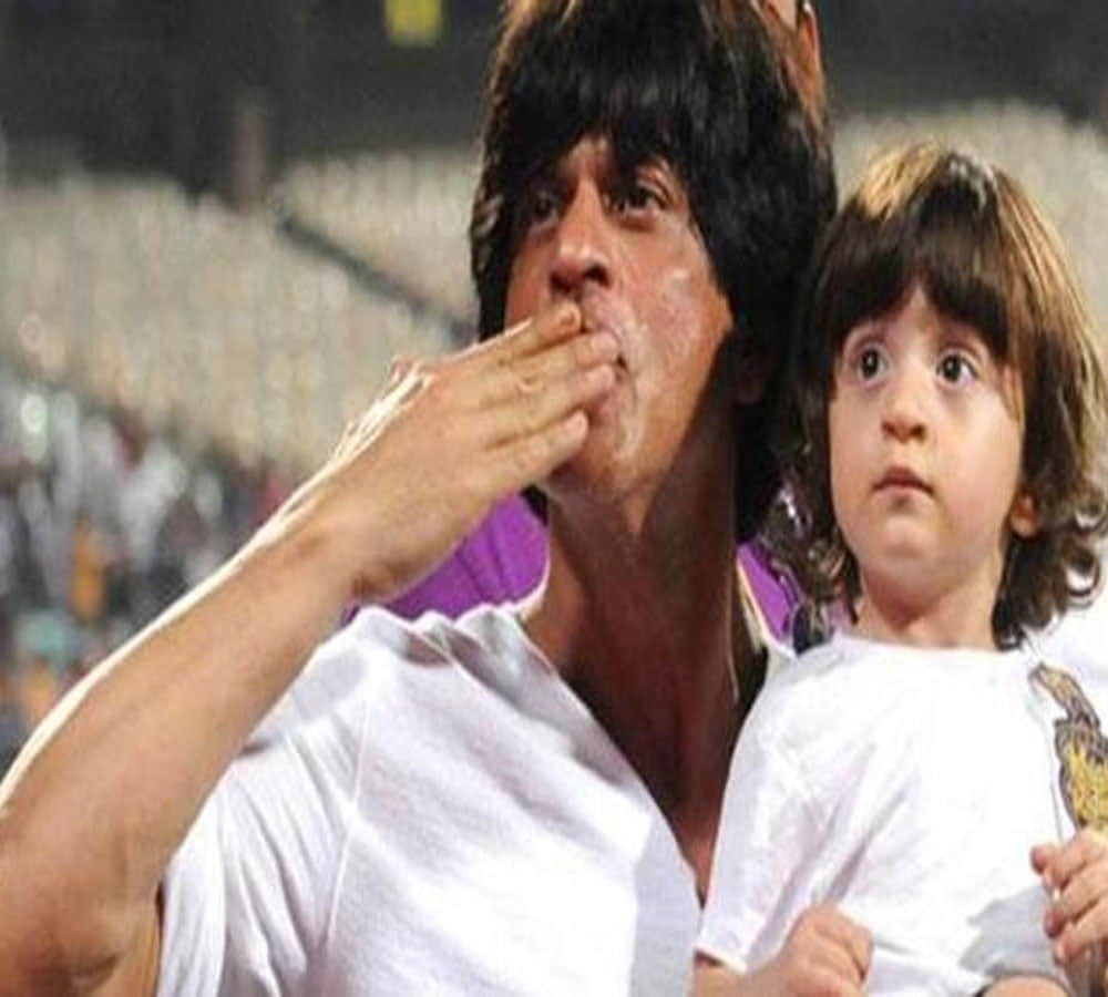 shahrukh khan's son AbRam and daughter Suhana are enjoyed on his 26th anniversary in mumbai