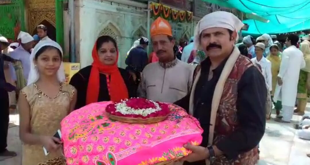 actor manish raj gupta visits ajmer dargah 