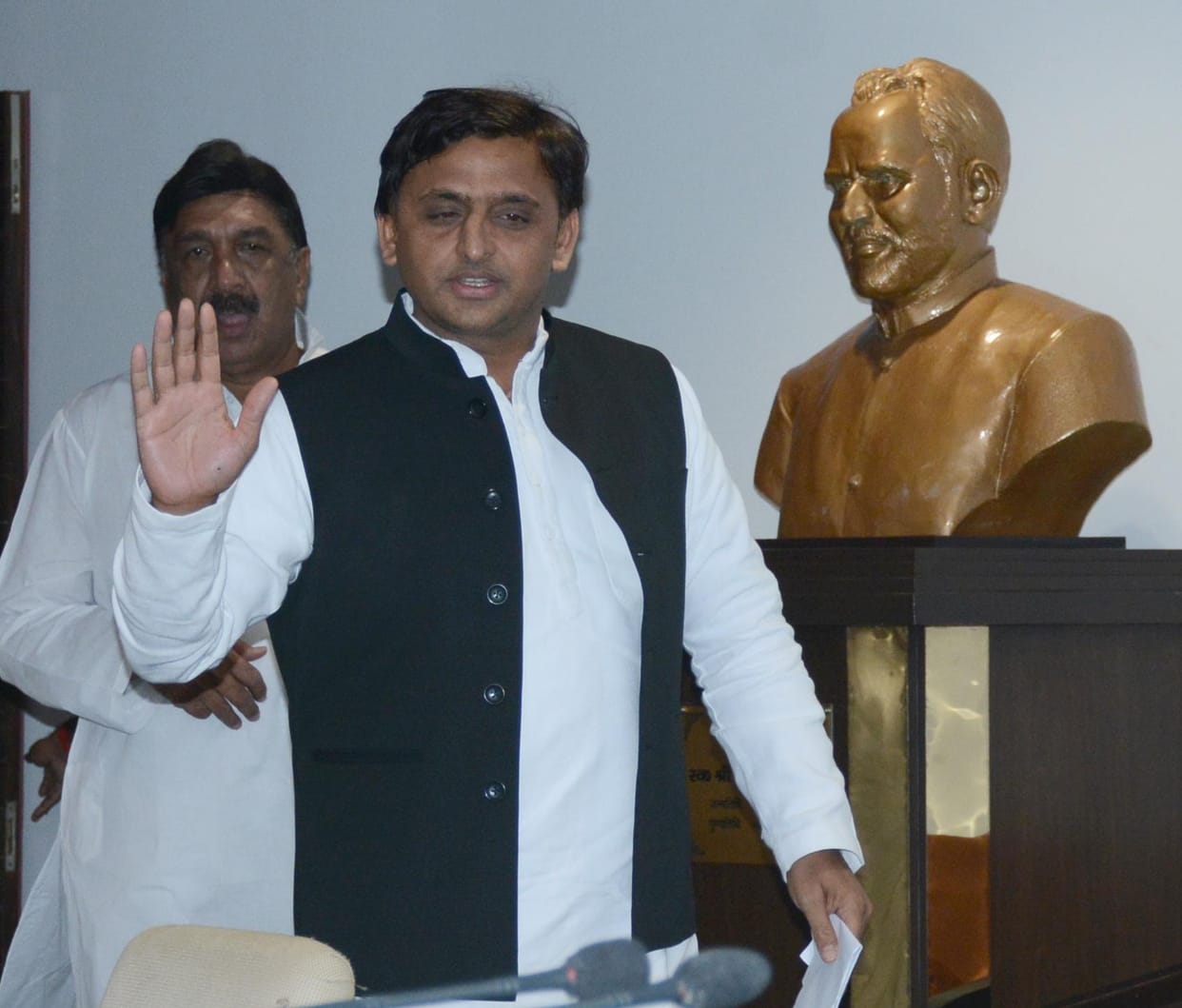 akhilesh yadav targets chief minister yogi adityanath.