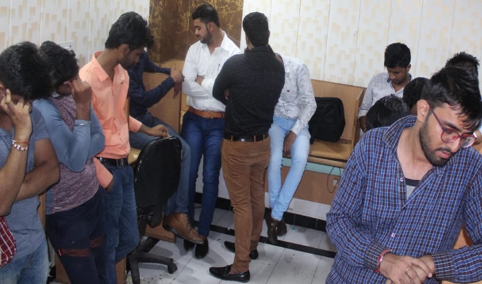 noida stf raids on fake call centres who do fraud in the name of insurance company