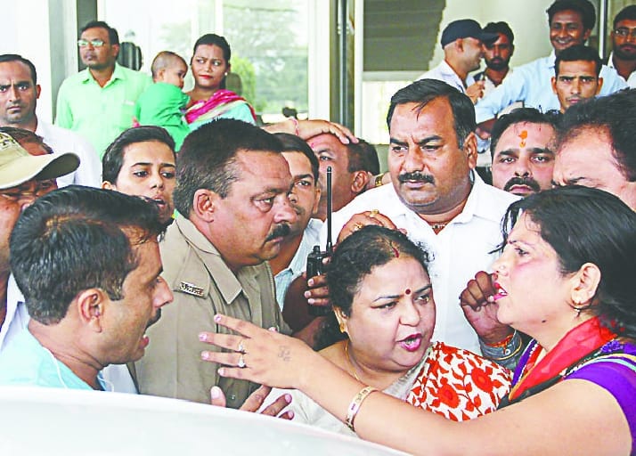 Education ministers surrounded the Minister of State