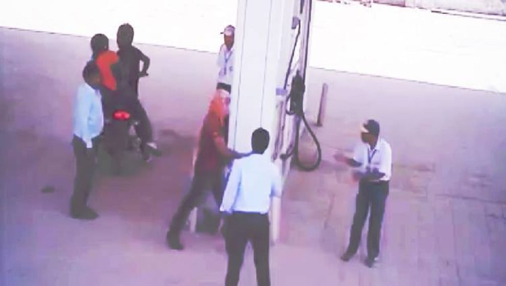 looted rupees from petrol pump in Bareilly