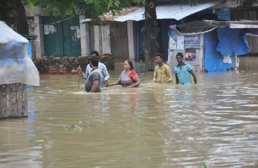 अंकल..अंकल प्लीज हमें बचा लो