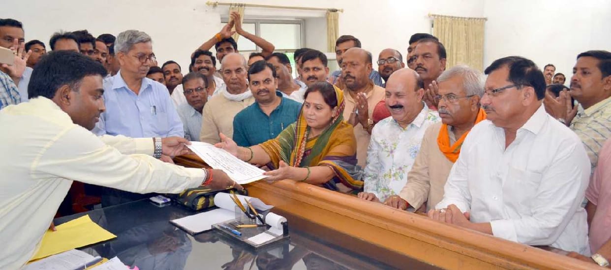 Suman Singh's head district panchayat president's crown
