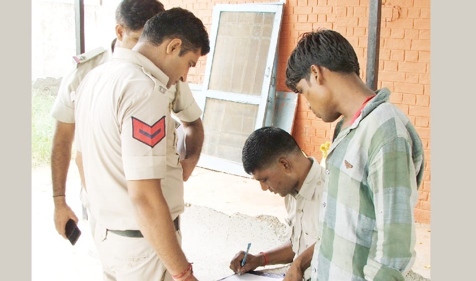 dead body of new born baby was found in the pit