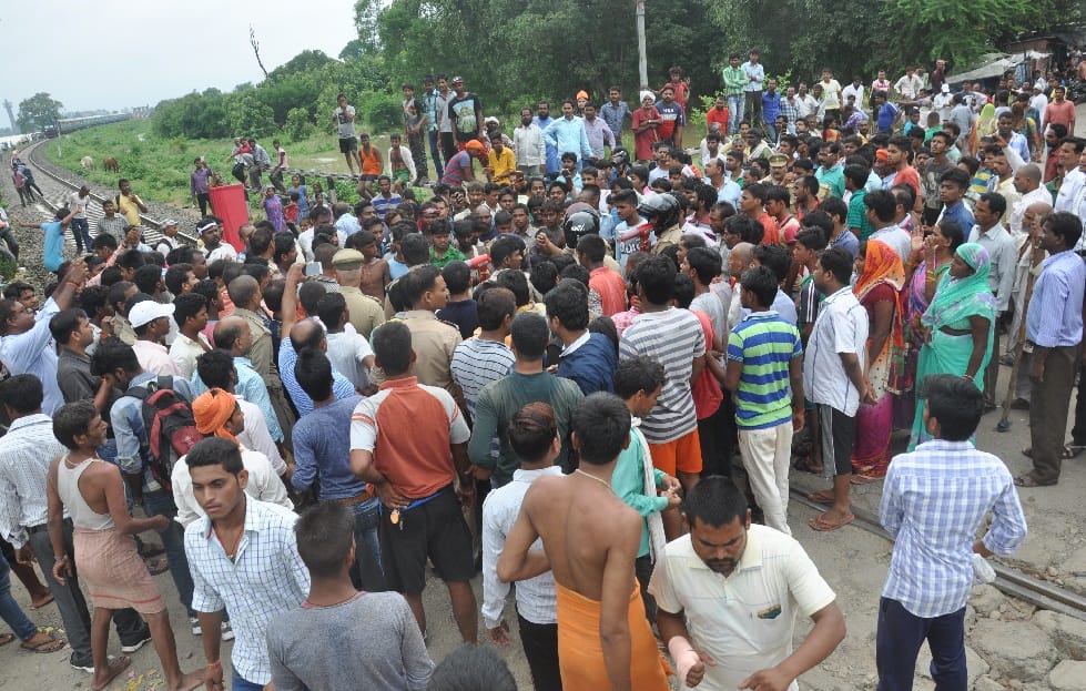 शव को रेलवे क्रासिंग पर रखकर ट्रेन रोकी