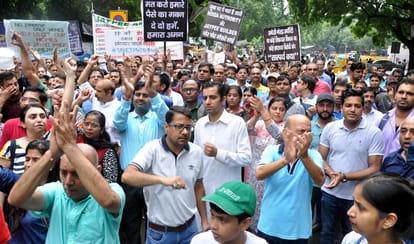 प्रदर्शन करते निवेशक
