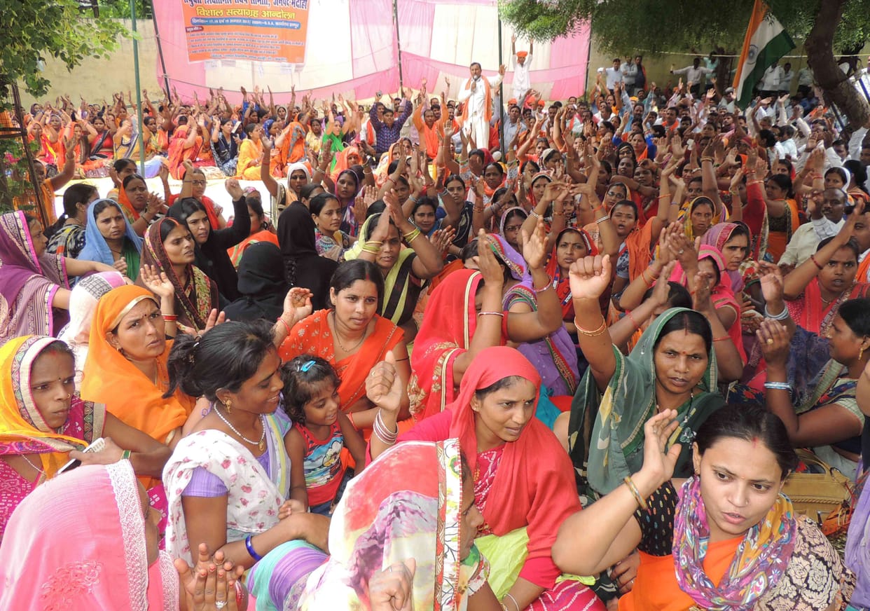Shiksha mitra on protest for salary