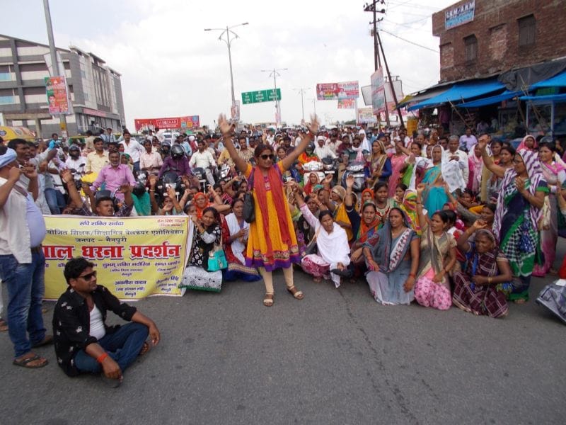 शिक्षा मित्रों के प्रदर्शन से बेपटरी हुई शिक्षा व्यवस्था