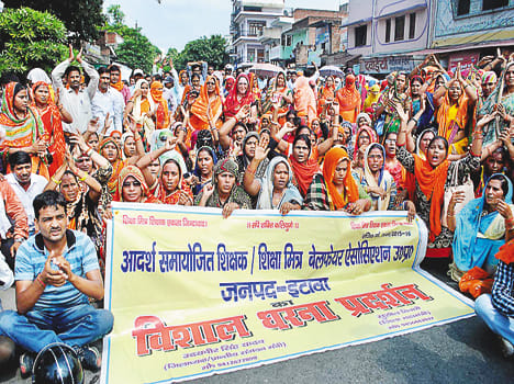 sikhsha mitra protest and block the road