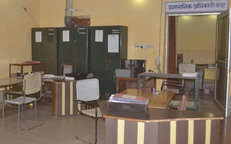 राज्य कर्मचारियों की हड़ताल, किया प्रदर्शन